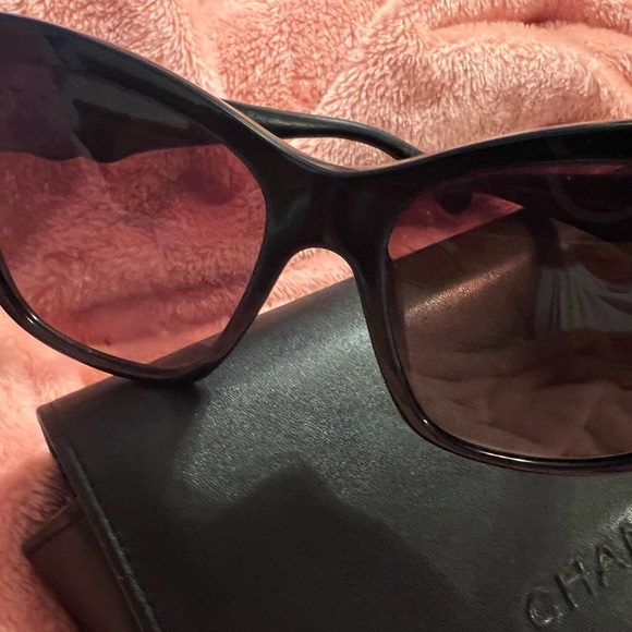 Exquisite pair of Chanel sunglasses - Picture 4 of 4